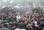 Momen-Kapolresta-Malang-Kota-Basah-Kuyup,-Duduk-Bersila-Ngobrol-Bareng-Mahasiswa-Saat-Suarakan-Aspirasi