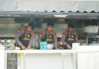 Brimob-Metro-Jaya-Kerahkan-2-Unit-Kendaraan-Dapur-Lapangan-(Randurlap),-Bagikan-Bantuan-Makanan-untuk-Korban-Kebakaran-Pasar-Jiung