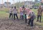 Kapolsek-Tanggulangin-Bersama-Gapoktan-Tanam-Jagung-Hibrida-di-Desa-Kedensari,-Dukung-Ketahanan-Pangan-Nasional