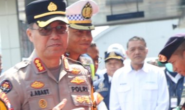 Polda-Jatim-Apresiasi-Elemen-Pekerja-dan-Mahasiswa,May-Day-di-Jawa-Timur-Tertib-dan-Damai