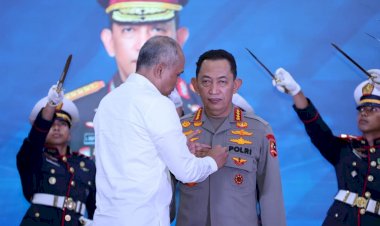 Kapolri-Terima-Adhi-Bhakti-Senapati,-Jadi-Motivasi-Perkuat-Sinergi-Keamanan-Siber