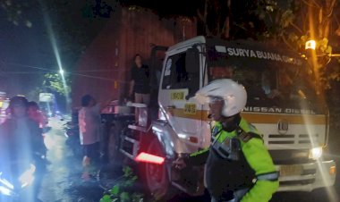 Polisi-Bersama-Warga-Sigap-Evakuasi-Pohon-Tumbang-Timpa-Kontainer-di-Simpang-Empat-RPH-Krian