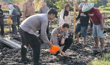 Kapolsek-Wonoayu-bersama-Gapoktan-Tanam-Jagung-Kuartal-II,-Dukung-Swasembada-Pangan-Nasional