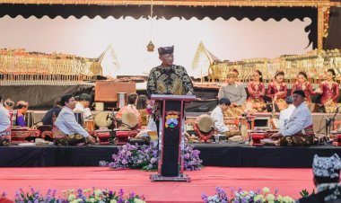 Kapolda-Jatim-Gaungkan-Semangat-Jogo-Jawa-Timur-di-Pagelaran-Wayang-Kulit-Hari-Bhayangkara-ke---80