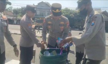 Salut,-Personel-Polres-Blitar-Bersihkan-Sampah-Usai-Layanan-Pengamanan-Aksi-Unjuk-Rasa