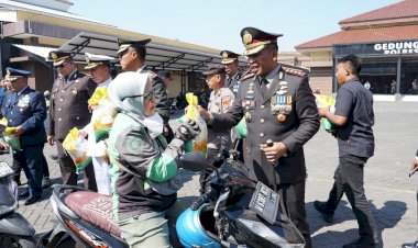 Hari-Bhayangkara-Ke-80,-Polresta-Sidoarjo-Bagikan-Beras-untuk-Warga