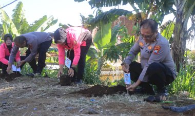 Peduli-Lingkungan-Polres-Probolinggo-Tanam-Puluhan-Pohon-Kado-Hari-Bhayangkara-ke---80
