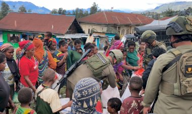 Bantuan-Presiden-RI-Disalurkan-kepada-Pengungsi-Agisiga,-Satgas-Ops-Damai-Cartenz-Gelar-Trauma-Healing-di-Intan-Jaya