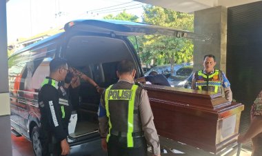 DVI-Polda-Jatim-Serahkan-Jenazah-Kelima-Korban-KM-Mutiara-Sentosa-II