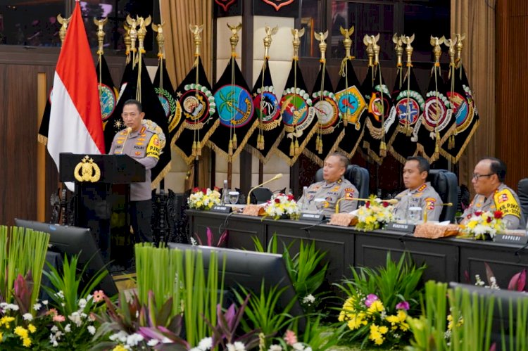 Sampaikan Rilis Akhir Tahun 2025 Kapolri Ajak Doakan Korban Bencana di Sumatera