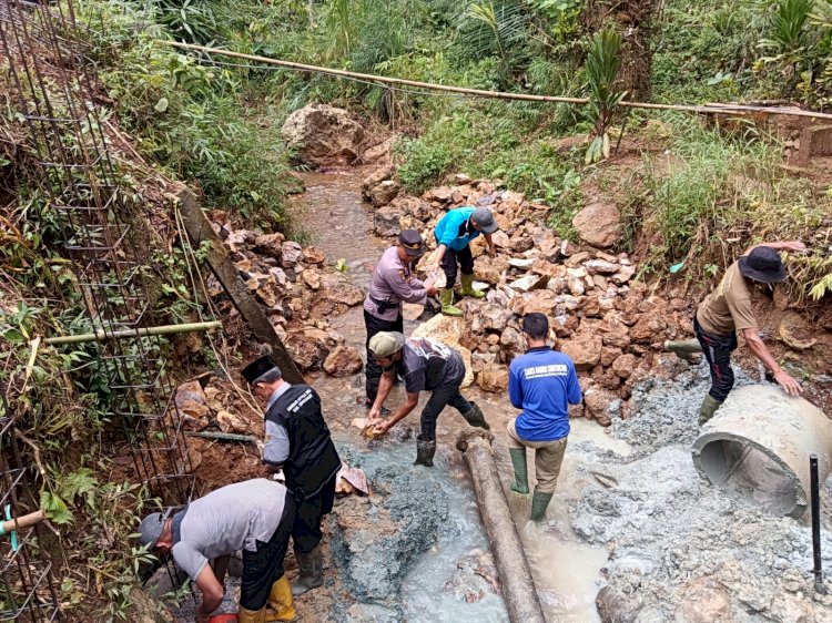 Sinergi untuk Negeri, Polres Trenggalek Bersama Warga Bangun Jembatan Merah Putih Presisi