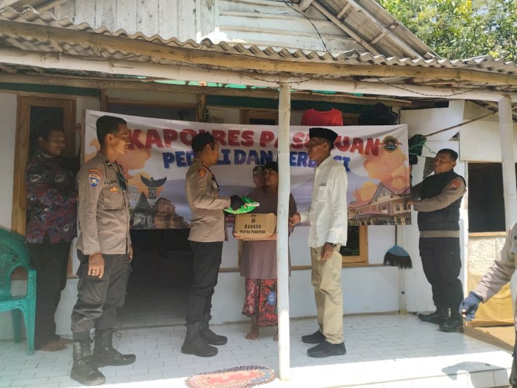 Polri Untuk Masyarakat : Kapolres Pasuruan Blusukan Salurkan Bansos untuk Warga