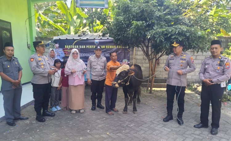 Kapolres Jombang Serahkan Sapi Kurban dari Kapolda Jatim untuk Dua Ponpes