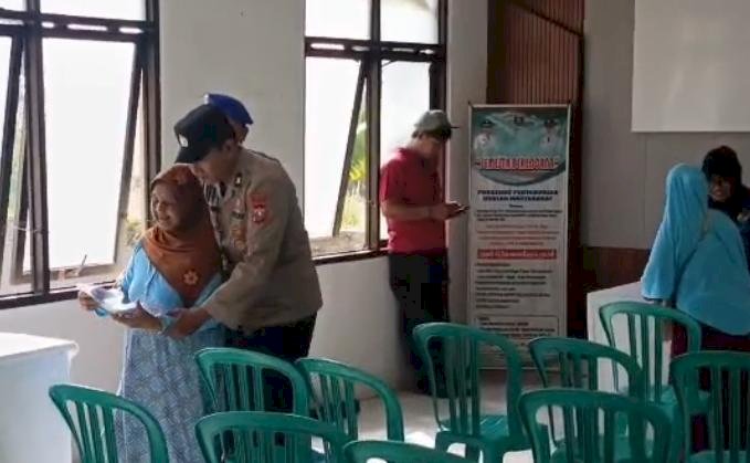 Tuai Pujian Aksi Humanis Polsek Geneng Bantu Lansia yang Antri Terima PKH Plus di Ngawi