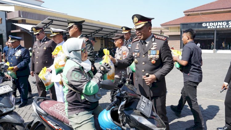 Hari Bhayangkara Ke-80, Polresta Sidoarjo Bagikan Beras untuk Warga