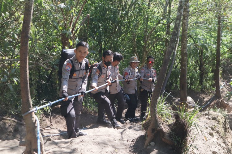 Polres Blitar bersama Komunitas Pecinta Alam Peringati Hari Bhayangkara ke-80 di Gunung Kelud