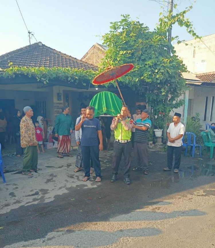 Bhabinkamtibmas Polsek Krian Takziah dan Antar Jenazah Warga