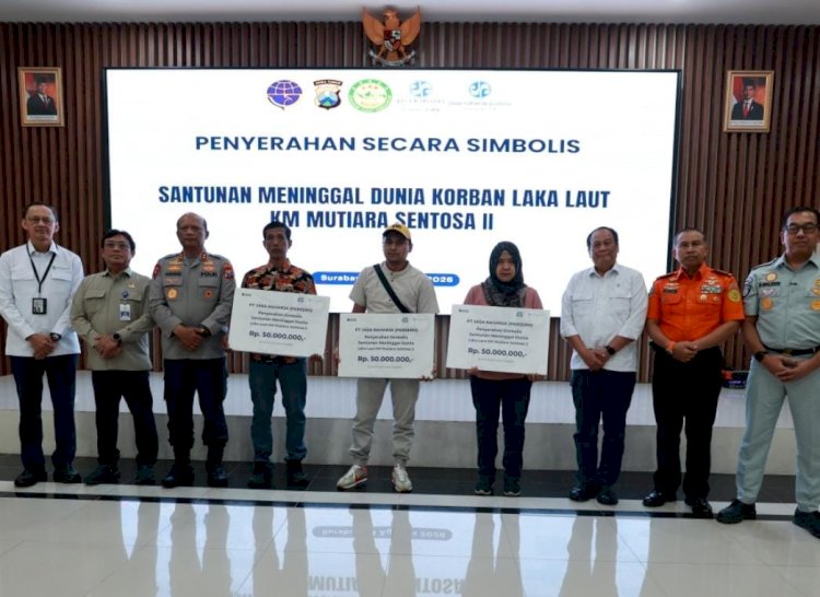 Kapolda Jatim Dampingi Wamenhub Serahkan Santunan Korban KM Mutiara Sentosa II